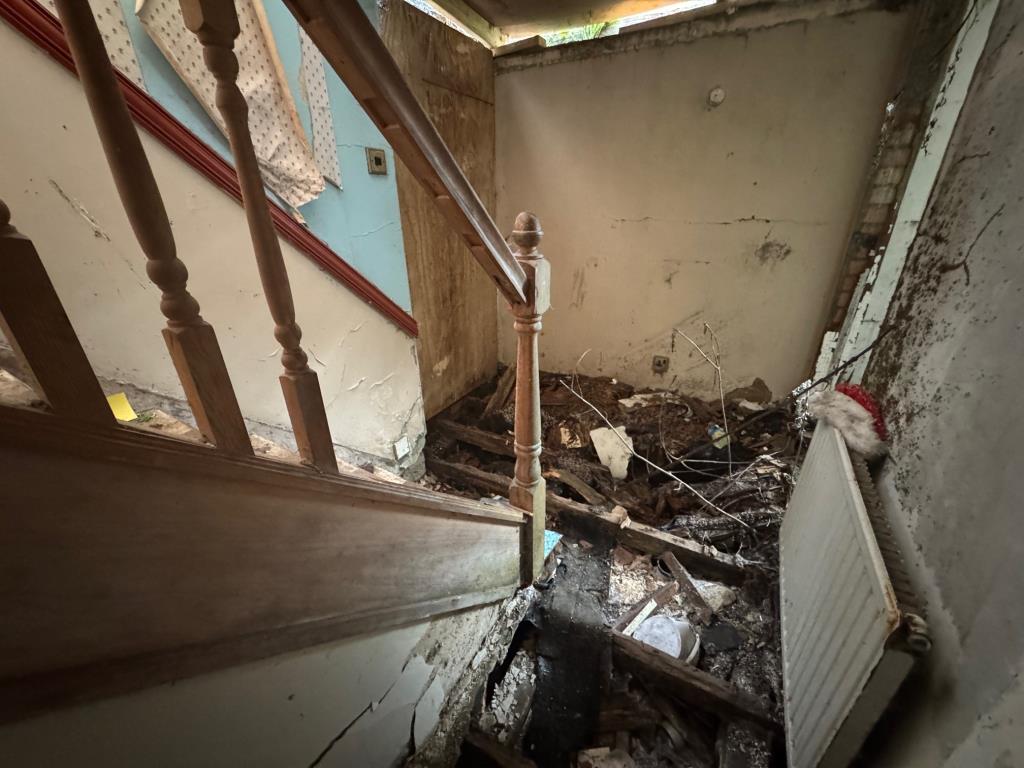 Lot: 158 - THREE-BEDROOM DETACHED HOUSE FOR TOTAL REFURBISHMENT - Inner hall